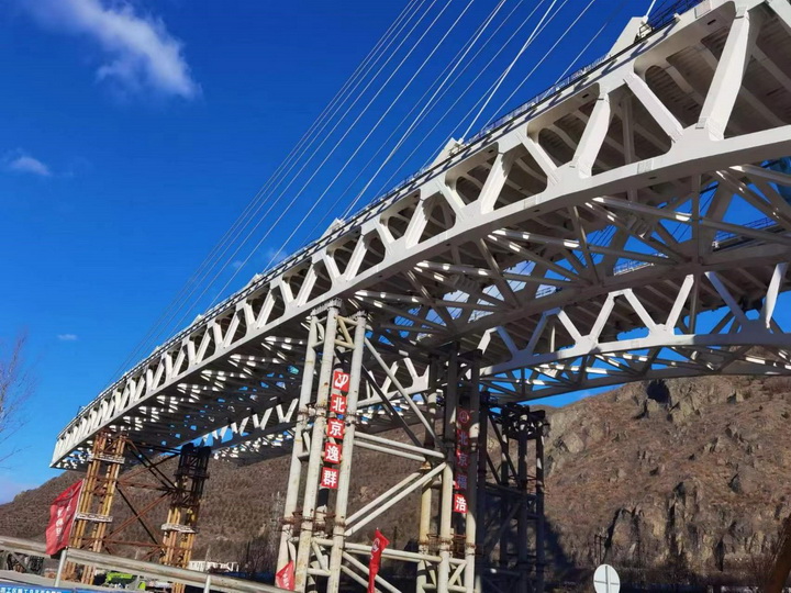 世界首例曲线钢桁梁斜拉桥高空墩顶双幅同步转体成功